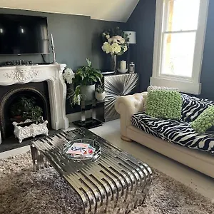 Beautiful 2 Bed In - Free Onsite Parking Apartment