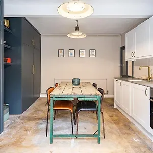 Stunning Basement Flat In Central Location Apartment