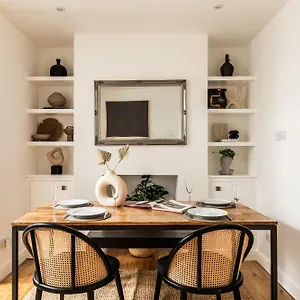 The Broadway - 2 Bedrooms With Parking, Apartment